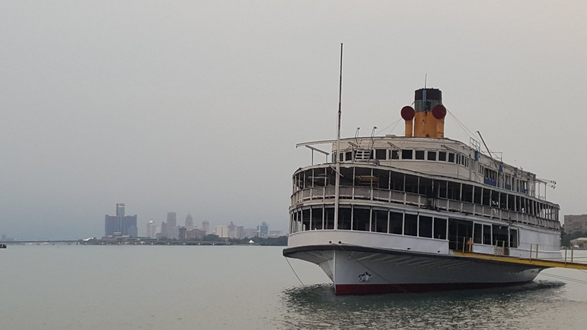 reportermikec's tweet photo. Throwback Thursday. Or is it? 1910 Boblo Boat  S.S. Ste. Claire is tied up on the Detroit River, with Downtown 2017 in background. @WWJ950 https://t.co/TXWpuX2xM9