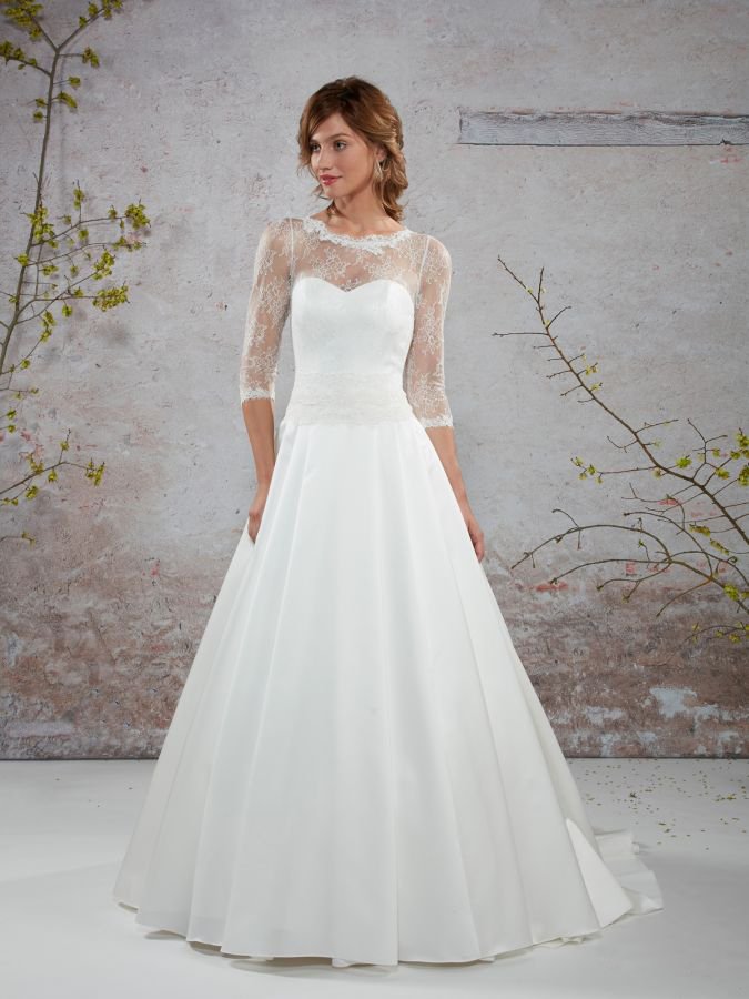 #latelierdescaprices2018  #mariage Aujourd'hui une robe satin/dentelle de chez Créations Bochet