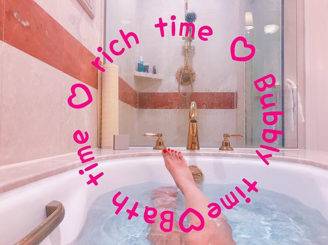 sayaca54's tweet photo. 💞🛀大公開🛀💞

お風呂タイム❤

バブリー過ぎて気分がいいわ
👸🌈🏰💭💖

続きはLINE@へ💞
『@pvz2279k』
https://t.co/rsbofZGdWD https://t.co/ixFL0loTj8