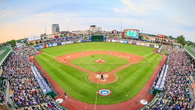 SBCubs's tweet image. ICYMI: Million-fan milestone reached for South Bend Cubs at @FourWindsField
STORY➡️ buff.ly/2vKEBk2