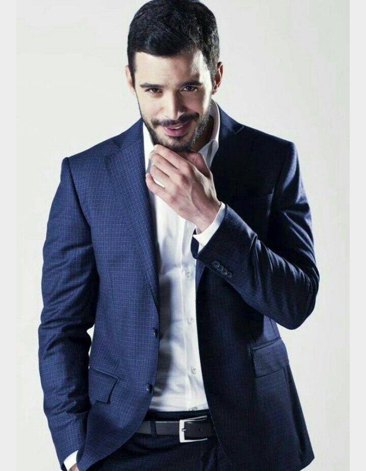 senkimisectin's tweet photo. Peki sence hangisi ? #senkimiseçtin 

#BarışArduç diyorsan RT➰
#KeremBürsin diyorsan FAV➰ https://t.co/v3aLeBAlJq