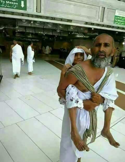 A__Rahman_'s tweet photo. A man carrying his old mother on his back in Makkah. May Allah ﷻ allow us to serve  our mothers for everything they've done for us. https://t.co/vIShreRMHt