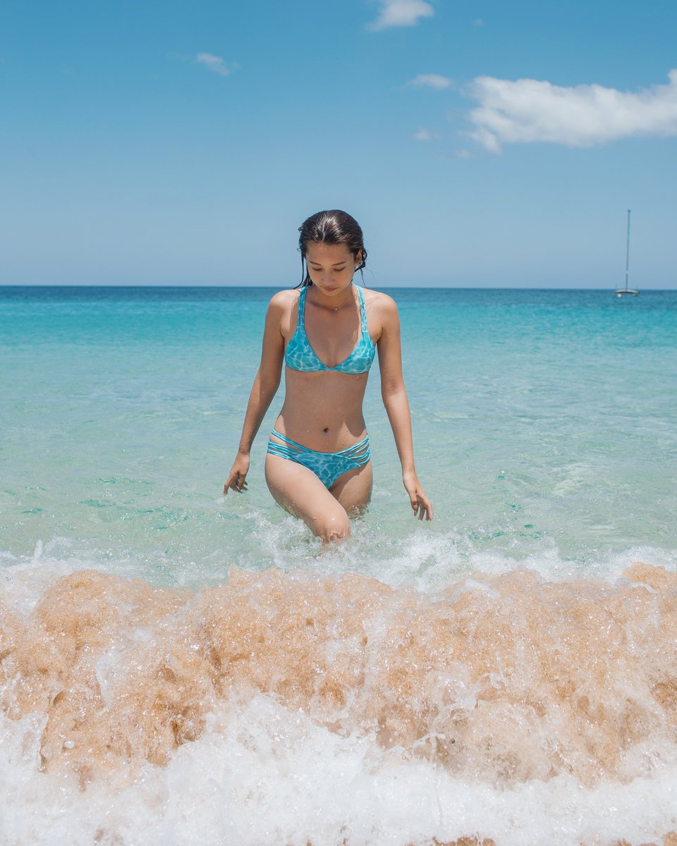 海から上がる水着姿の丹羽仁希がセクシー画像