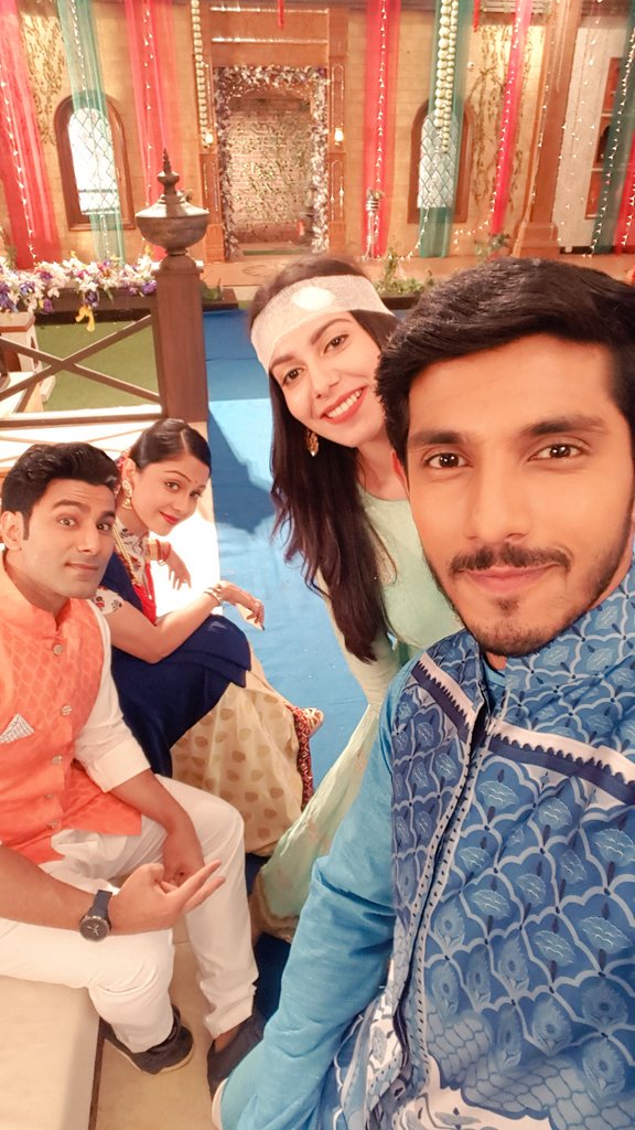 How lovely are these chirpy faces from the sets of #EkAasthaAisiBhee 😍

Picture courtesy : @_kanwardhillon !😉