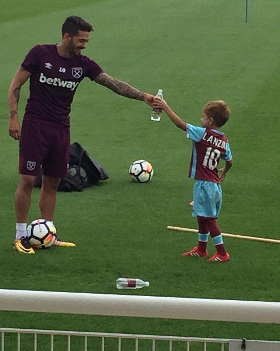 manulanzini's tweet photo. Mi vida en una sola imagen 😍👦🏼⚽️ #benja #lomejorestaporvenir 

My life in a single photo #ML10 #COYI ⚒ https://t.co/vtYoQKM8Oz