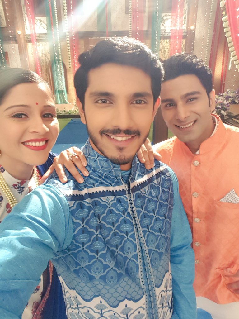 ManasiSalviFC's tweet photo. How lovely are these chirpy faces from the sets of #EkAasthaAisiBhee 😍

Picture courtesy : @_kanwardhillon !😉 https://t.co/tpbAwxYJAs