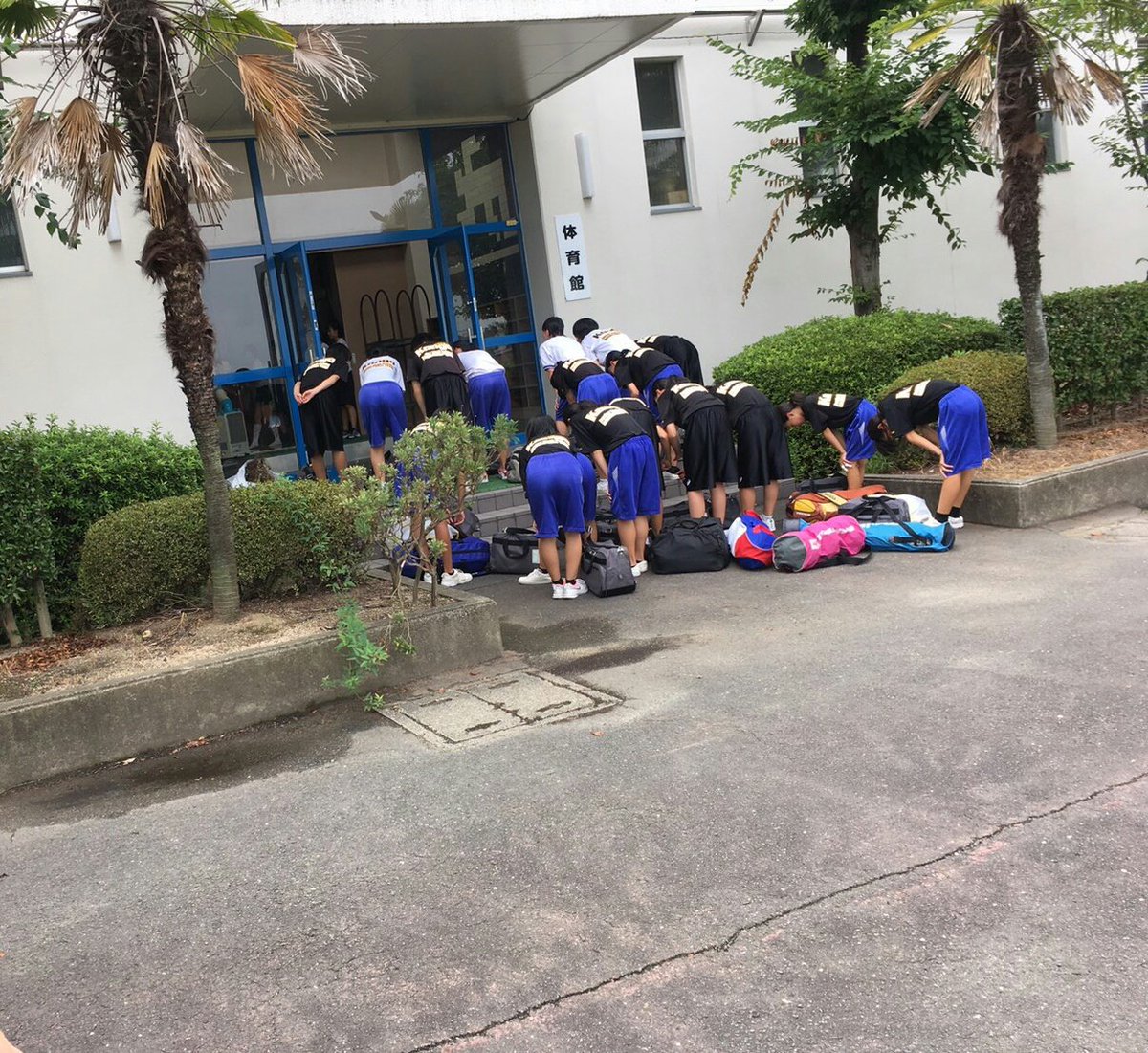 inano0719's tweet photo. 朝からバスケしに行ってきたぁ～～
ゲームできやんかったのはショック…😰
あと、2日後引退試合やけど頑張って‼
なつき しおんありがとぅ。
次こそ4人揃いますように🙏 https://t.co/qqk5Jruzr4