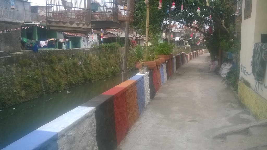 OpieS46's tweet photo. Pengecatan kirmir swadaya masyarakat rt 02 Rw 06, lpm @kel_gumuruh @kec_batununggal @ridwankamil @DPUKotaBandung https://t.co/rS2OTEuK6D