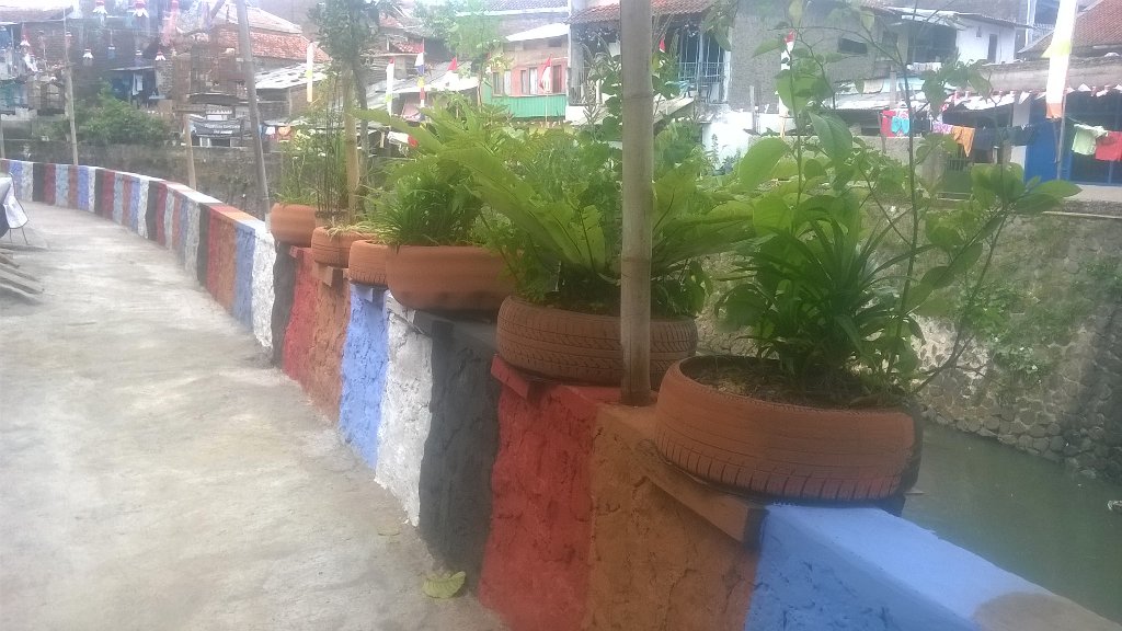 Pengecatan kirmir swadaya masyarakat rt 02 Rw 06, lpm <a href="/kel_gumuruh/">Gumuruh Tangguh</a> <a href="/kec_batununggal/">kec_batununggal</a> <a href="/ridwankamil/">Ridwan Kamil</a> @DPUKotaBandung