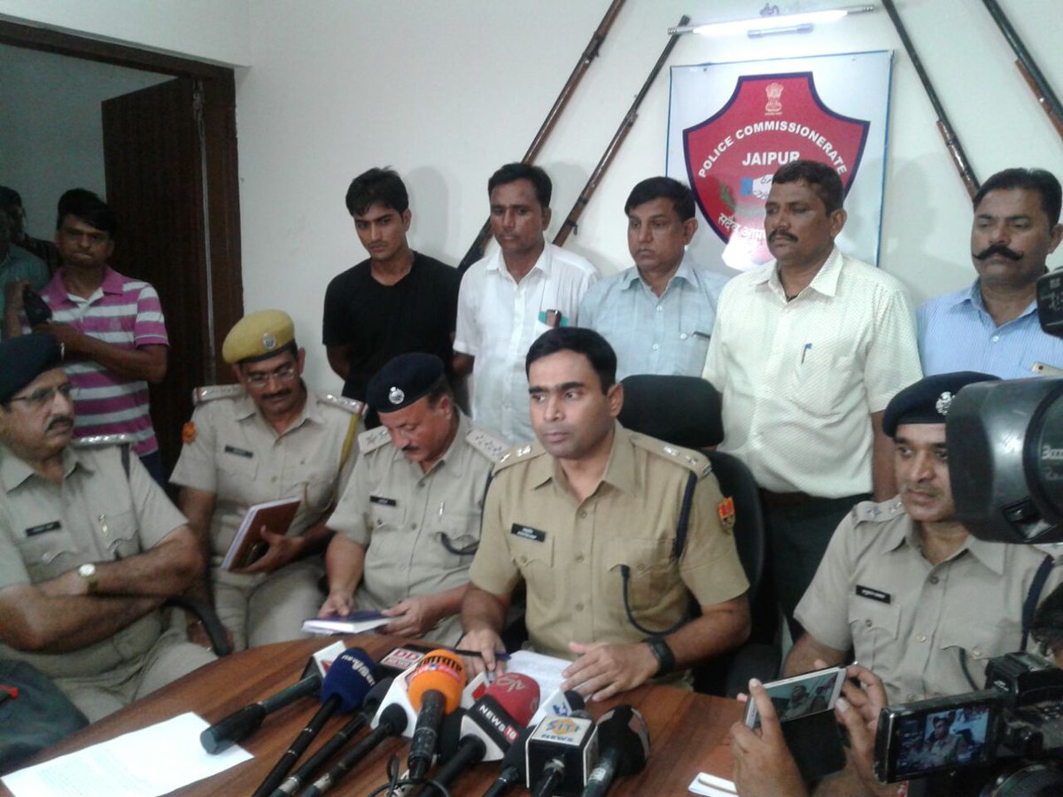 jaipur_police's tweet photo. महावीर नगर डेयरी बूथ लूट की वारदात का पर्दाफाश, चार गिरफ्तार।
2 लाख 5 हजार 500 रूपये बरामद व तीन मोटर साईकिलें जप्त।
#JaipurPolice https://t.co/LLar0Wa7n1