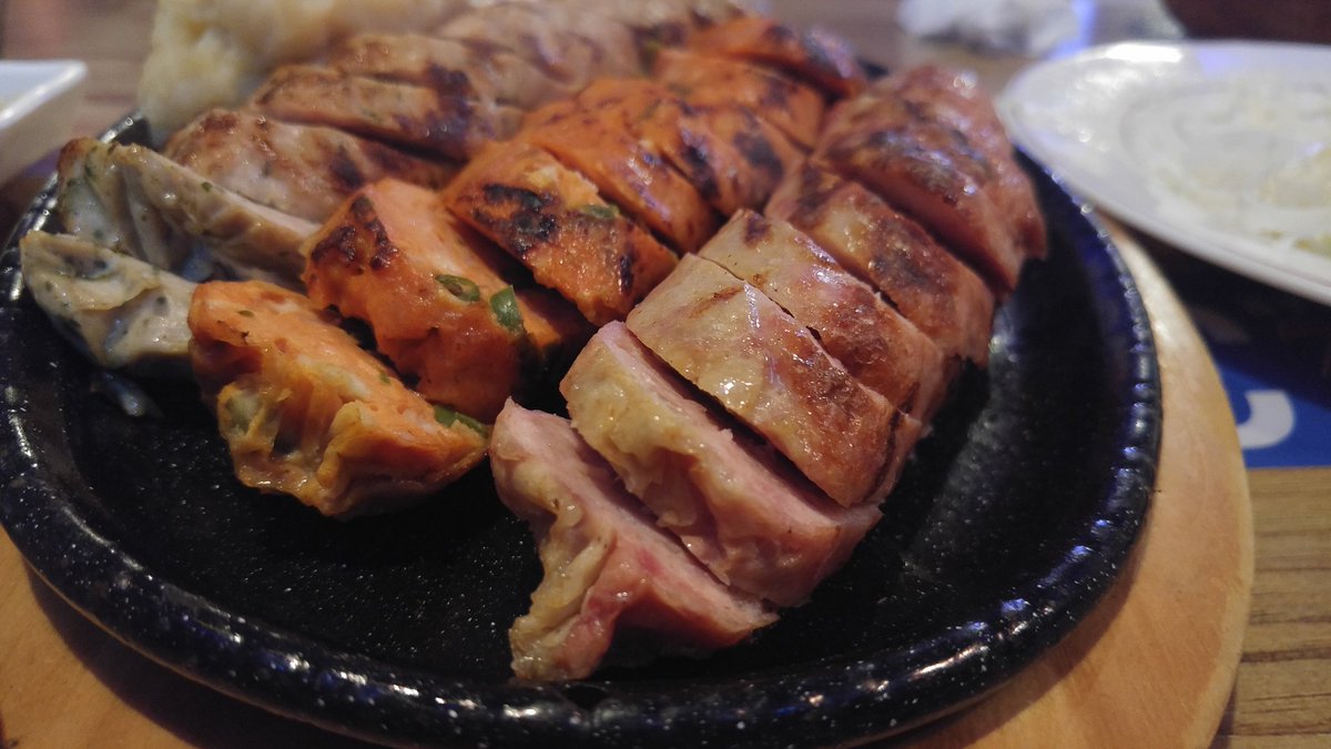 홍대입구역 2번출구 근처 소시지 하우스. 사장님께서 직접 소시지를 만드신다고 하는데 가게가 잘 눈에 안 띄는 곳에 있어서 손님층이 대체로 어르신들이다... 소시지 진짜 육즙 풍성하고 맛있음 당분간 시판 소시지 손도 못댈 거 같다