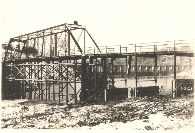 myTDOT's tweet photo. Concreting Collins River truss bridge in Warren Co., TN, 1916, #TBT #collinsriver #trussbridge #1900s #warrencountytn https://t.co/4TrZFhpQXX