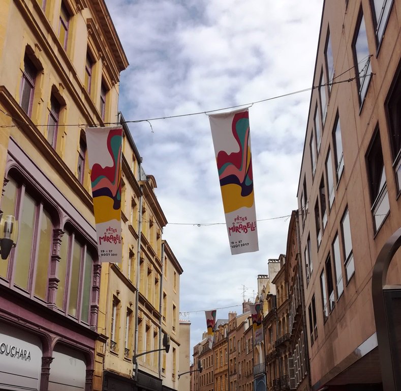 infoFEM2018's tweet photo. Regardez autour de vous à #Metz... Les #FetesDeLaMirabelle se préparent :-)
#concerts #spectacles #marches #parade #FiersdetreMessins https://t.co/L6Dx2Wucuz