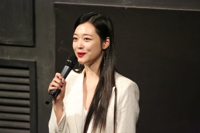 functionlove's tweet photo. 170701 f(Sulli) = Movie ‘Real’ Stage Greeting [4] | 5P https://t.co/KVBU83BIKv https://t.co/LV5A2OTEtx