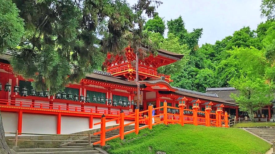 kenbunblog's tweet photo. 奈良県奈良市にある春日大社です。奈良時代に創建された古社であり、祭神に藤原氏の氏神である春日神（かすがのかみ）を祀っています。また、全国各地にある春日神社の総本社で、鹿を神使としています。 https://t.co/aofe2lZiPn https://t.co/jIqIZpFehY