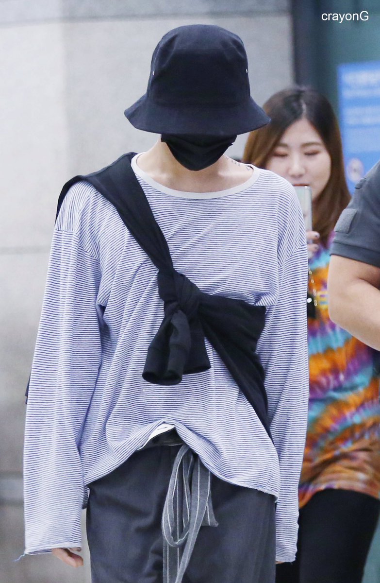 crayonG_cn's tweet photo. #GDRAGON 2017.08.17 인천공항  입국 #권지용   머리부터 발끝까지 귀여워요👶🏻👶🏻손도 너무 이뻐요#crayonG @IBGDRGN https://t.co/NjA2mX77Oi