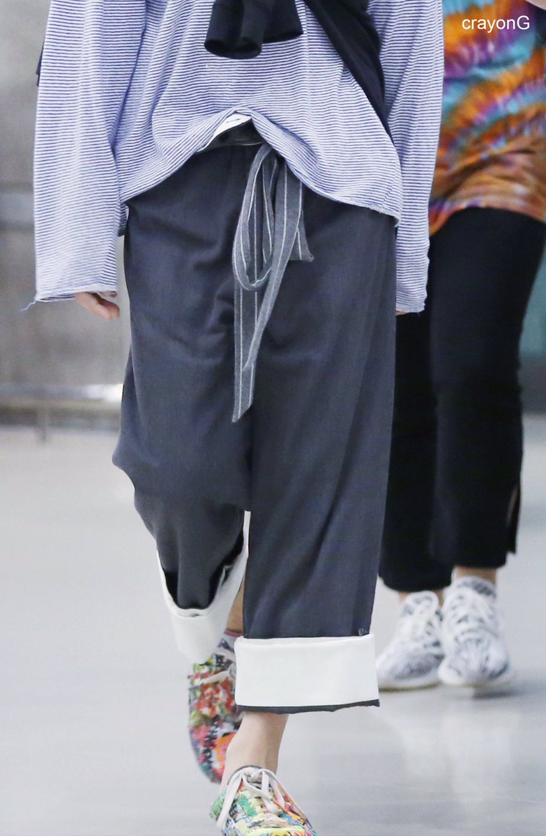 crayonG_cn's tweet photo. #GDRAGON 2017.08.17 인천공항  입국 #권지용   머리부터 발끝까지 귀여워요👶🏻👶🏻손도 너무 이뻐요#crayonG @IBGDRGN https://t.co/NjA2mX77Oi