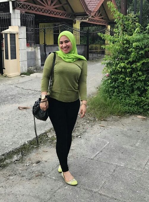 девушки в хиджабе в обтяжку. узбекские девушки в хиджабе. хиджаб в обтяжку. мусульманки в леггинсах. кожаные лосины и хиджаб.