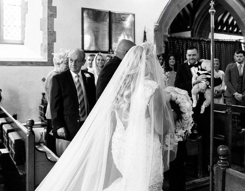 Did you know we do veils? They can come in any length! Ruth Milliam real bride: @roxannesky / Photography: #teresacphotography #bride #veil