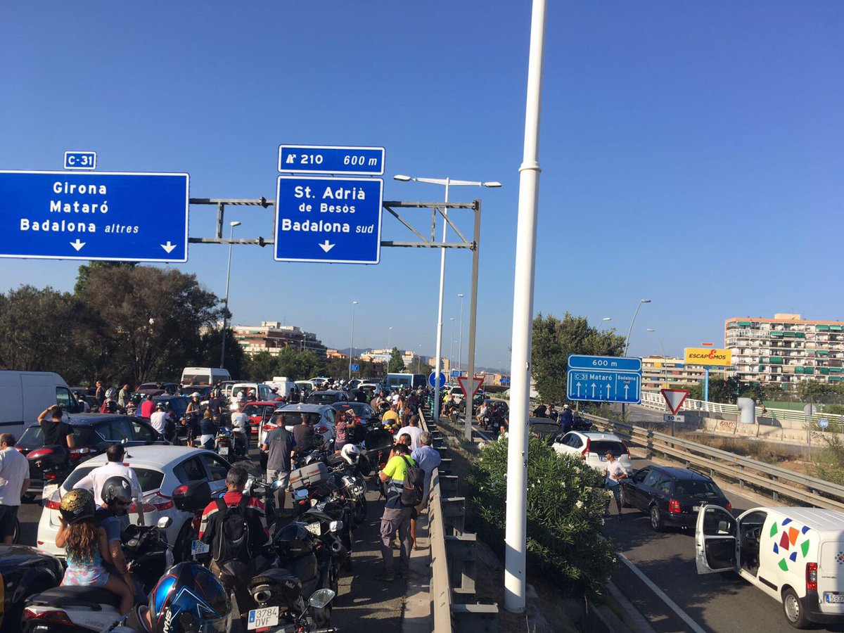 Totbadalona's tweet photo. ATENCIÓ: Activats els controls d'entrada i sortida a #Badalona per l'atemptat a Barcelona https://t.co/IaTaCCEPPy
