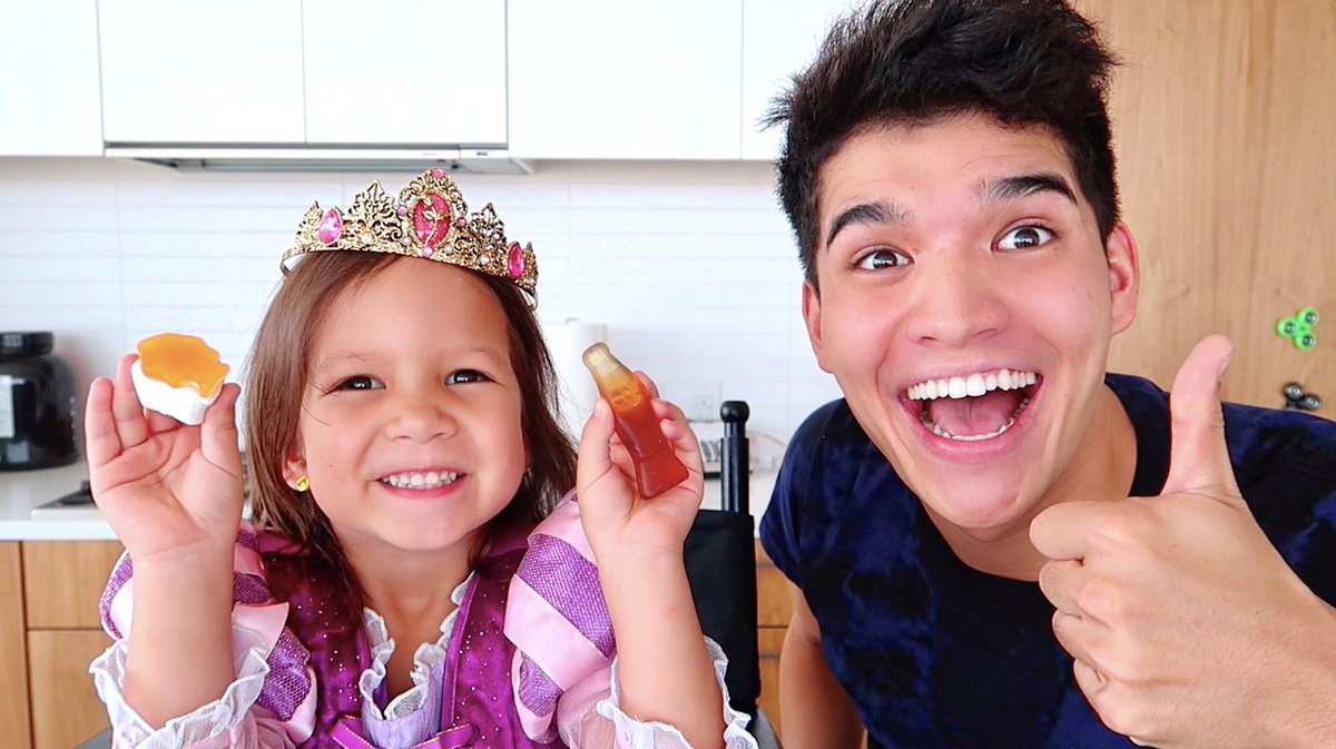 AlexWassabi's tweet image. 4,000 RTs and I&apos;ll post

&quot;Gummy vs Real Food!
ft. Princess Gorgeous&quot;
TODAY at 3PM!

YouTube.com/WassabiProduct…