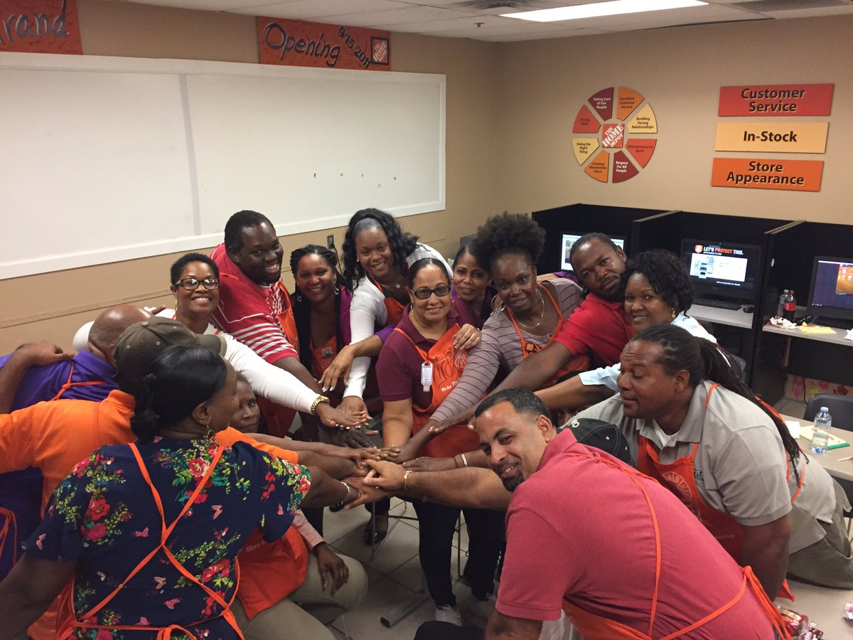 StCroix_VI's tweet photo. Store 8622 Leadership Training.  THANK YOU Joe and Rafa!!!#BuildingStrongRelationships @wcork19 @RafaVelaydez https://t.co/0ZUkL3ISbp