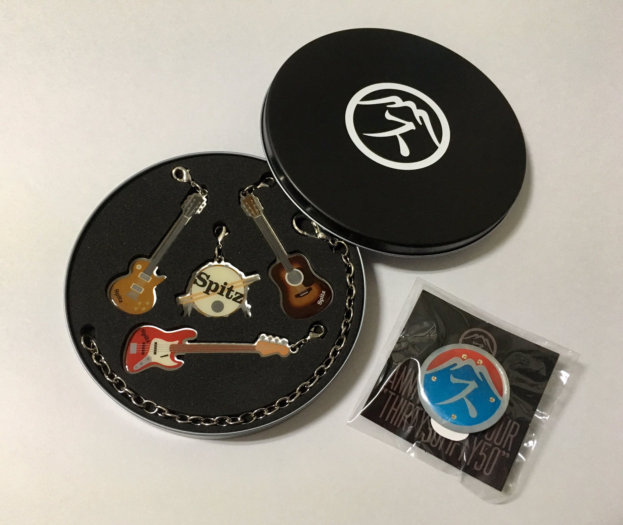 バル太郎 Su Twitter スピッツの30thグッズ 色々買ったけどこのチャームセットが一番お気に入り 缶もかわいい W フラッシュピンズはもったいなくて使えなかったけど綺麗だったぁ Spitz スピッツ T Co Jczhkjxu0d Twitter