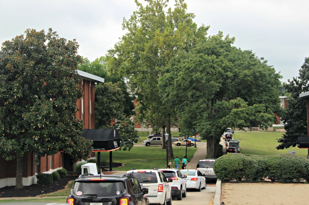 GtownCollege's tweet photo. A great day for new student move-in. Faculty and others make quick work of unloading and moving belongings. #GCMoveIn https://t.co/iXUruRNIma