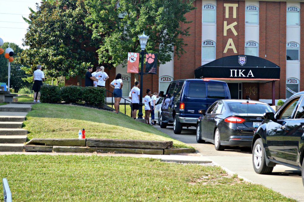 GtownCollege's tweet photo. A great day for new student move-in. Faculty and others make quick work of unloading and moving belongings. #GCMoveIn https://t.co/iXUruRNIma