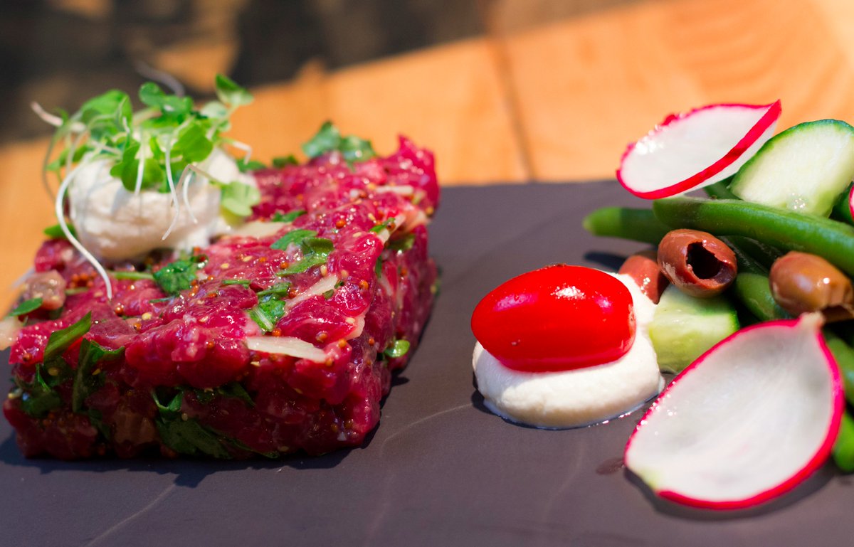 Tous les soirs de 22h à minuit, tous les plats sont à 15$, comme notre fameux tartare de boeuf. #TardTard