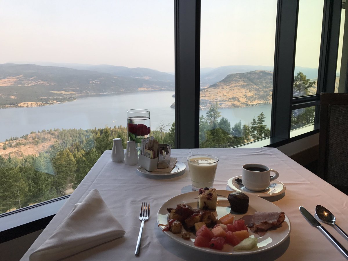 JamesOberhofer's tweet photo. I don't take pics of meals, but this one's got a #helluvaview. @sparklinghill https://t.co/zWGi9s7d6r