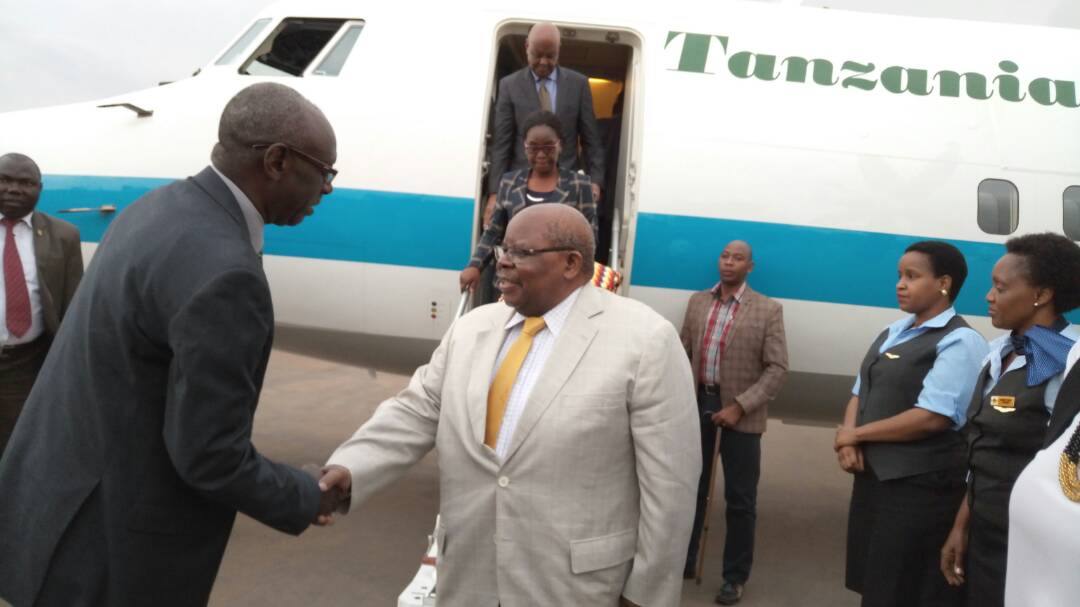 gahigip's tweet photo. Next to arrive for #Kagame inauguration ceremony is former Tanzania President Benjamin Mkapa #Rwanda #PKInauguration https://t.co/OVaBUA0ZuF