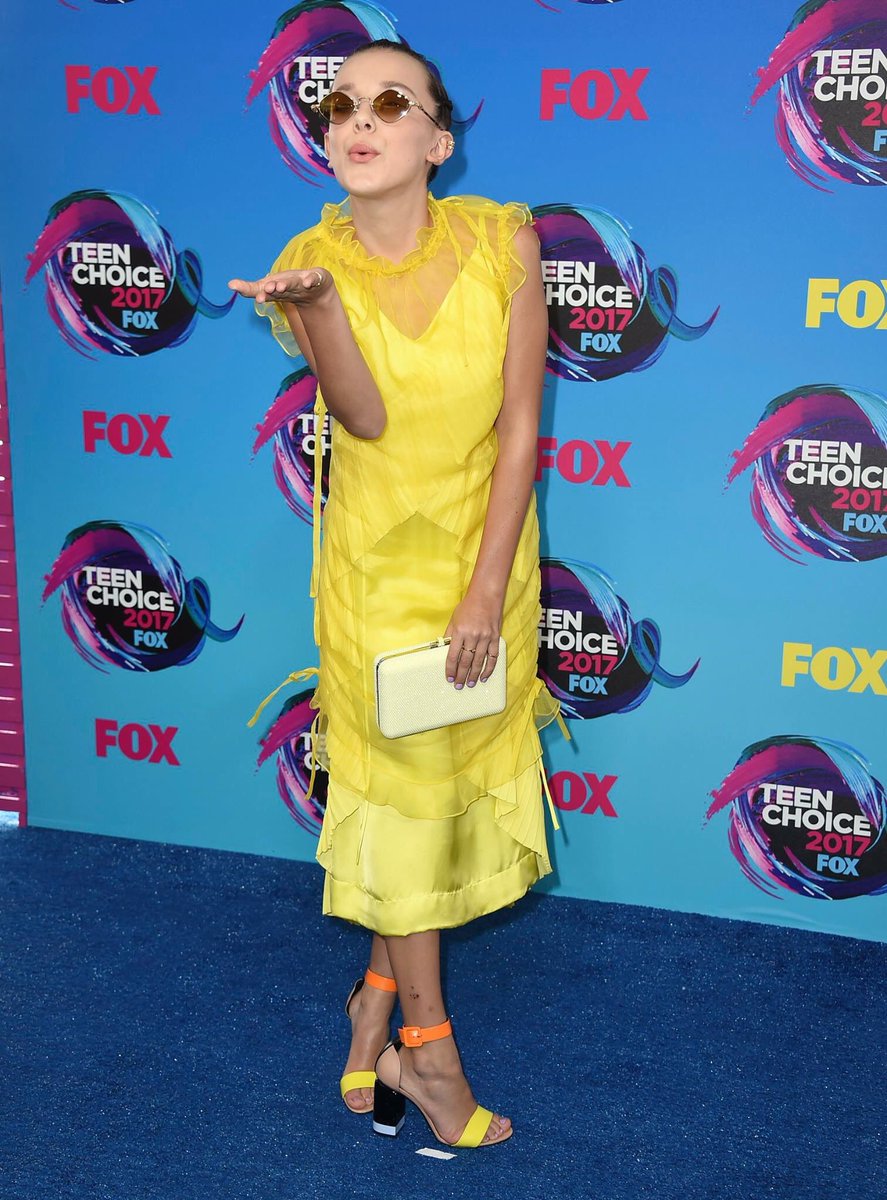 diariodelamoda's tweet image. Las nuevas reglas de estilo las dicta "la generación Z" y los #TeenChoiceAwards2017. bit.ly/2vBkkyK