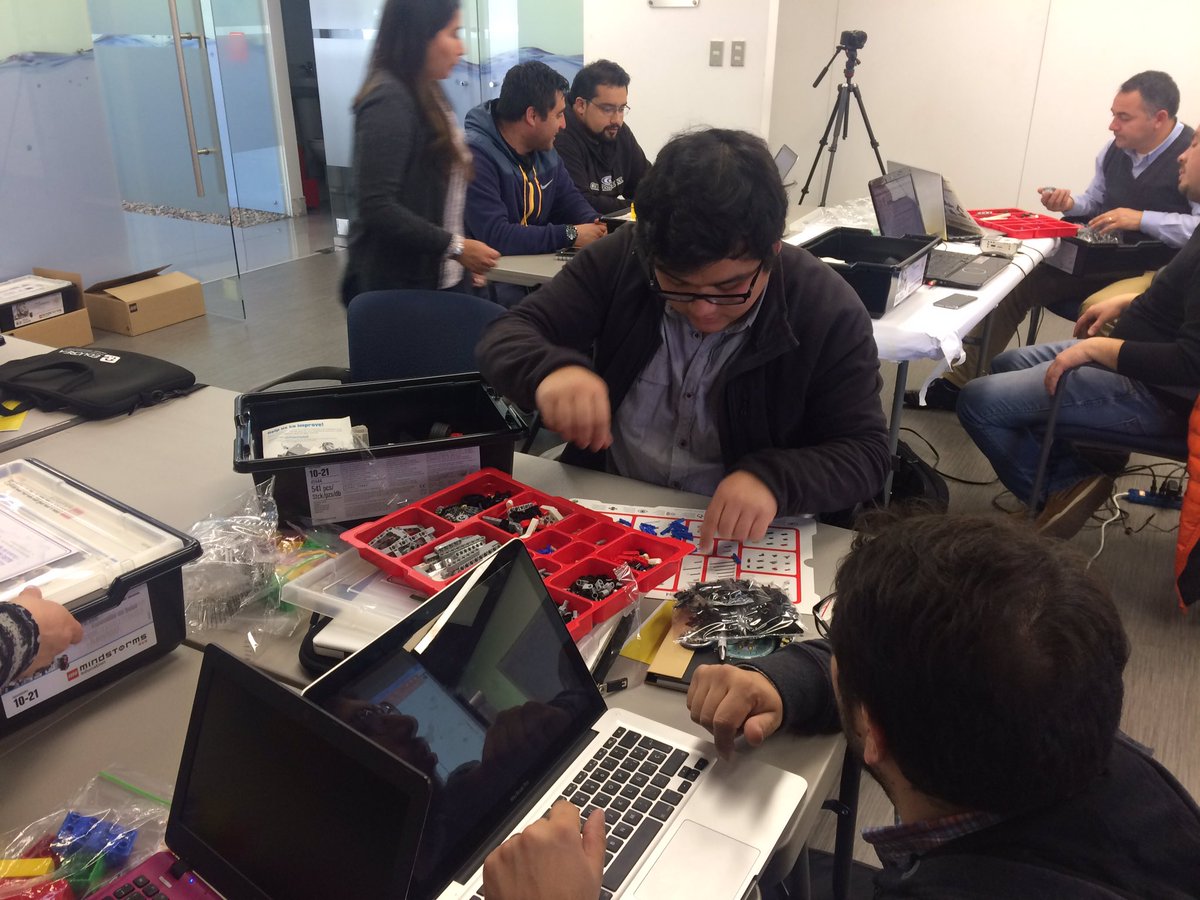 EAguaChile's tweet photo. Los profesores aprenden y se preparan para la #FLLChile junto a @aguas_andinas y @Sparktalents #ProgramaTalentoJovenRobótica https://t.co/bbqcl5TrCN