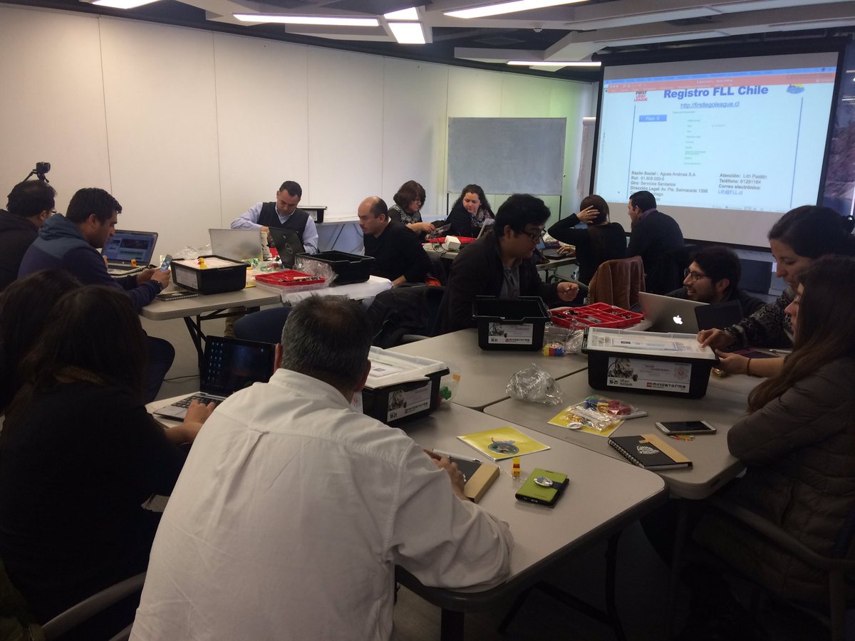 EAguaChile's tweet photo. Los profesores aprenden y se preparan para la #FLLChile junto a @aguas_andinas y @Sparktalents #ProgramaTalentoJovenRobótica https://t.co/bbqcl5TrCN