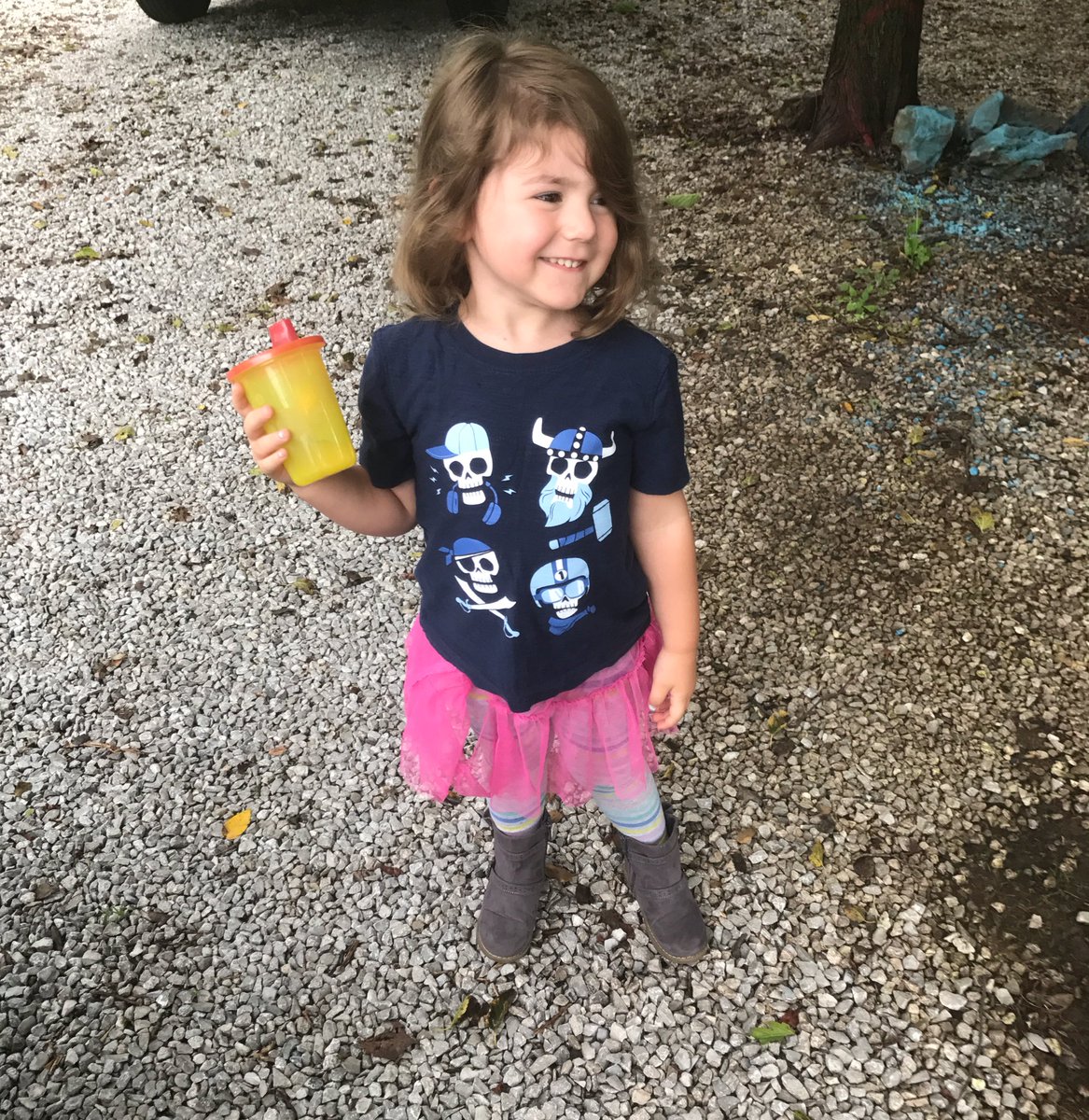 crystal_quade's tweet photo. This kid has the best sense of fashion #alexaray https://t.co/5lmX7J0SRN