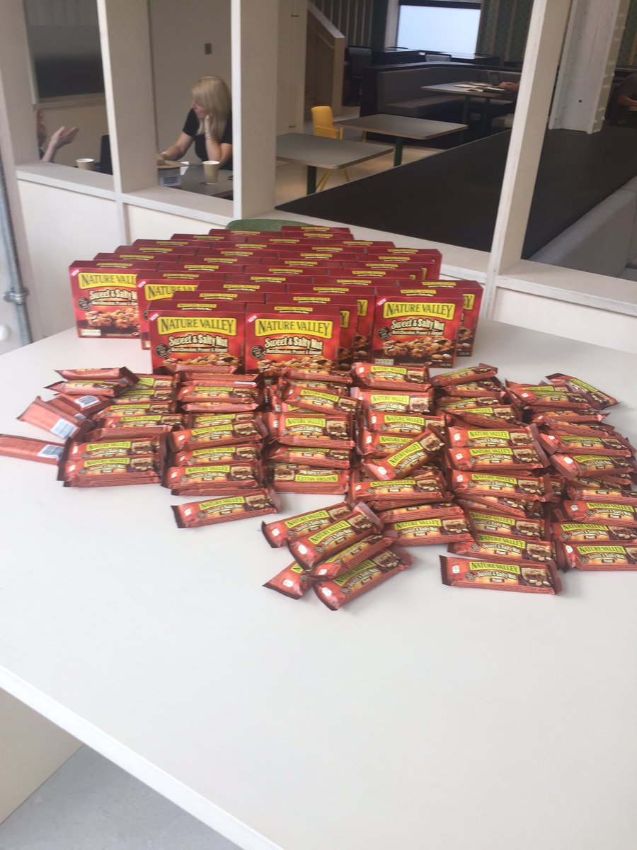 SamDowson's tweet image. Nothing better to pick you up through the last part of the day, than free @NatureValleyUK bars with colleagues @WSBarleymow #snacks