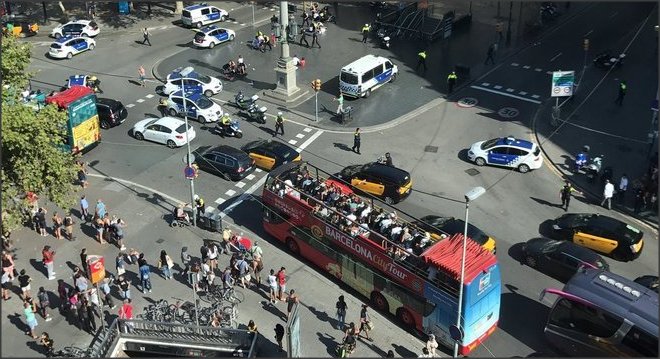 canaltn8's tweet photo. #ULTIMAHORA Reportan que una furgoneta atropelló a diversas personas en Rambles de Barcelona- https://t.co/TzSsGWCeF9
