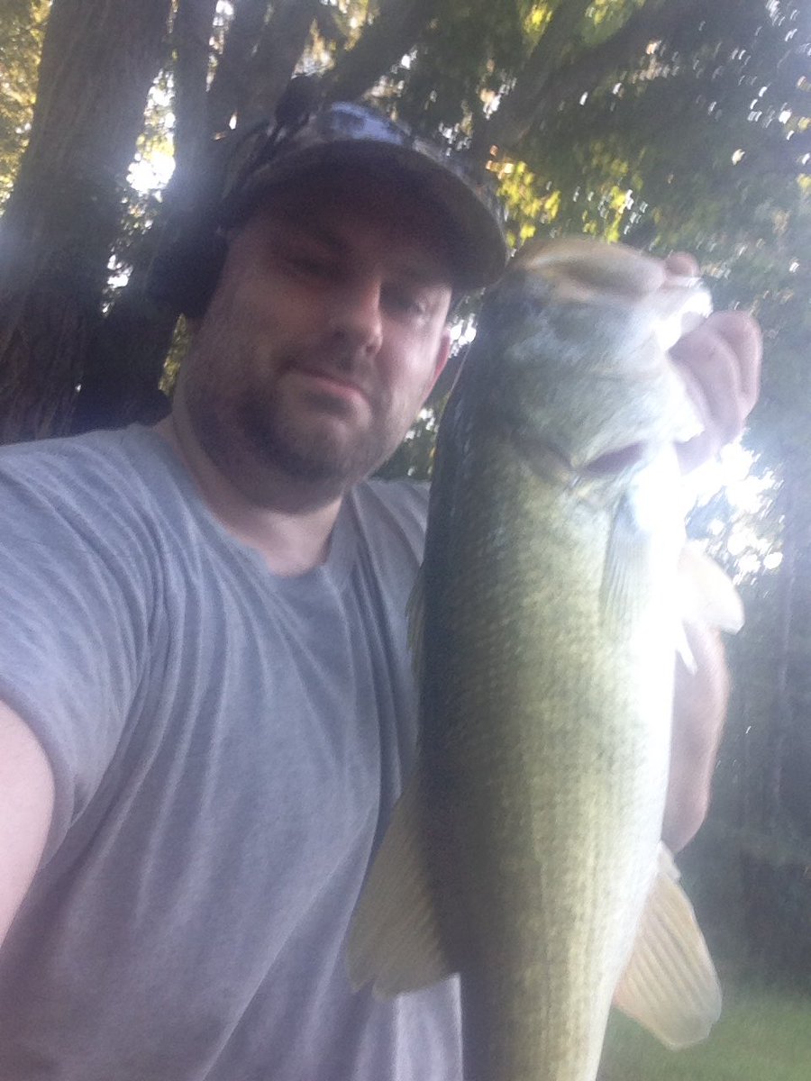 Fishingwithfitz's tweet photo. Kermie is killing em today. #fishing #BassFishing #fitzgeraldrods #linecutterz #teamdrophook https://t.co/7PaqkxFJ5Z
