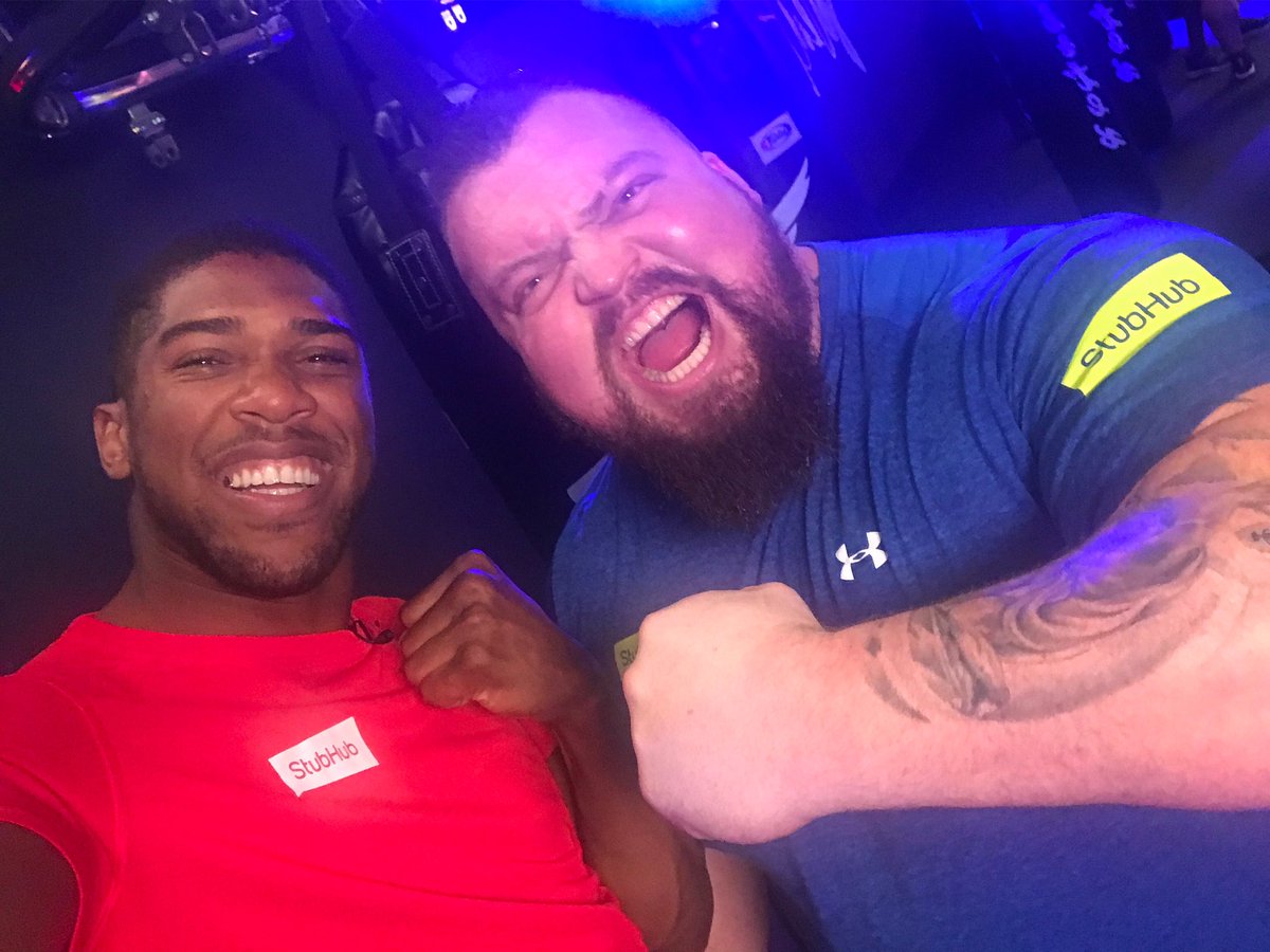 anthonyjoshua's tweet photo. Battling against @eddiehallWSM to become @StubHubUK #LondonManathon Champ - only the strong survive! 🎬💪🏾 https://t.co/yxqV8J7oBz