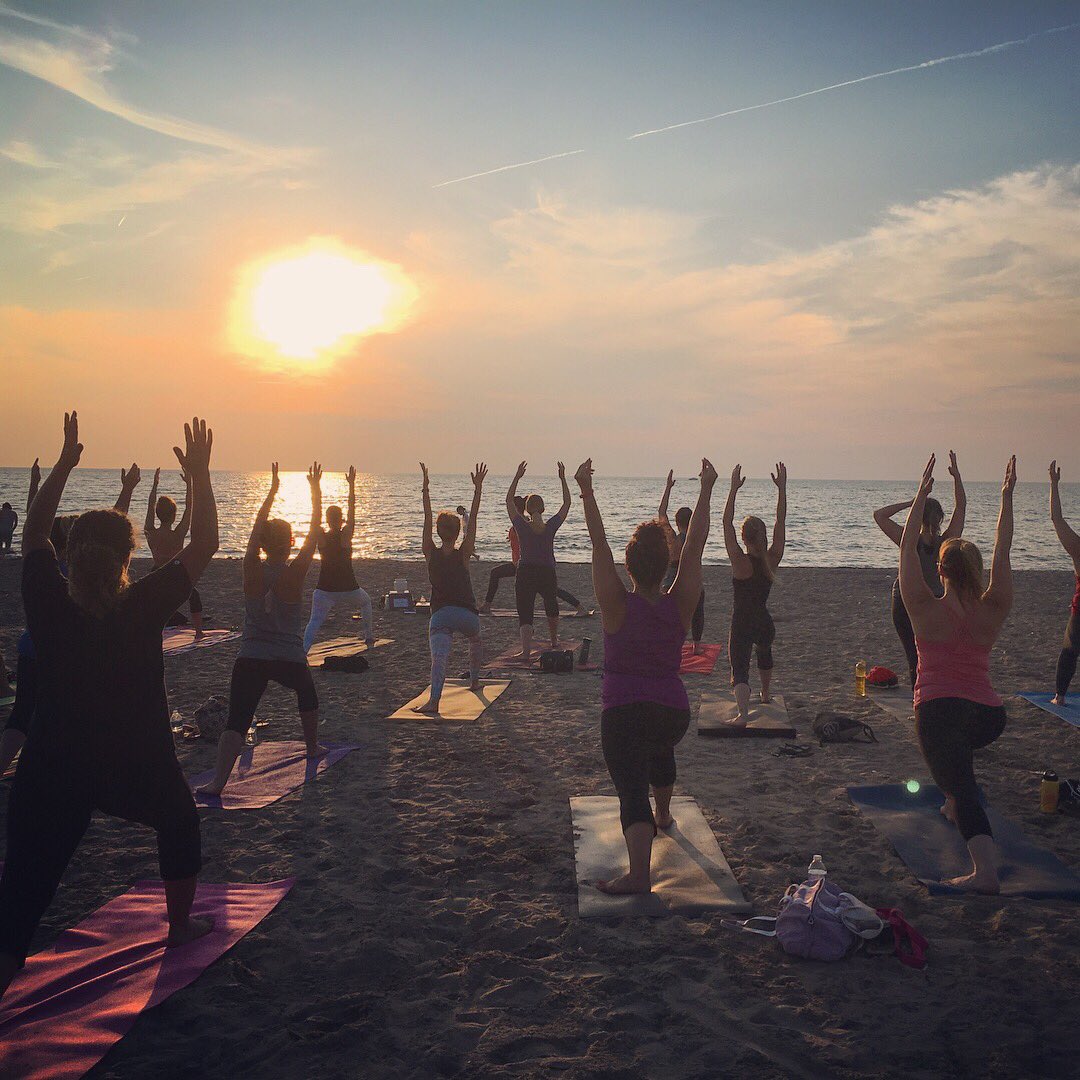 PinkPearlCanada's tweet photo. THANKS @AngUrq for hosting a zen &amp; picturesque #OneFineDay #sunset #yoga on the #beach event 🙏🏻#cancersupport #giveback #niagara #OFD #om https://t.co/YPxKUJw2X3