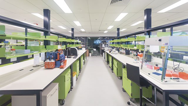 LabManager's tweet image. “For decades, composite stone was the most popular chemical laboratory work surface.” ow.ly/zBn130etSl4 #LabCasework