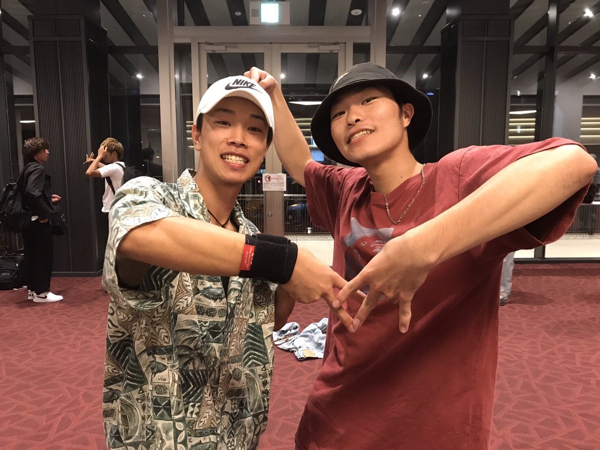 113Mu's tweet photo. 終わりました。
引退と銘打っていたからか、すごくすっきりしました。
自分はこれでMUGGの振付は引退して、次はむうとが引き継いでくれることになりました
紡がれていくね。

んでももう終わりだねーって話をしてたらりょうたがダダこねてたので、、、続きは追いコンで笑
みんなありがとう https://t.co/z6hGCXdwzY