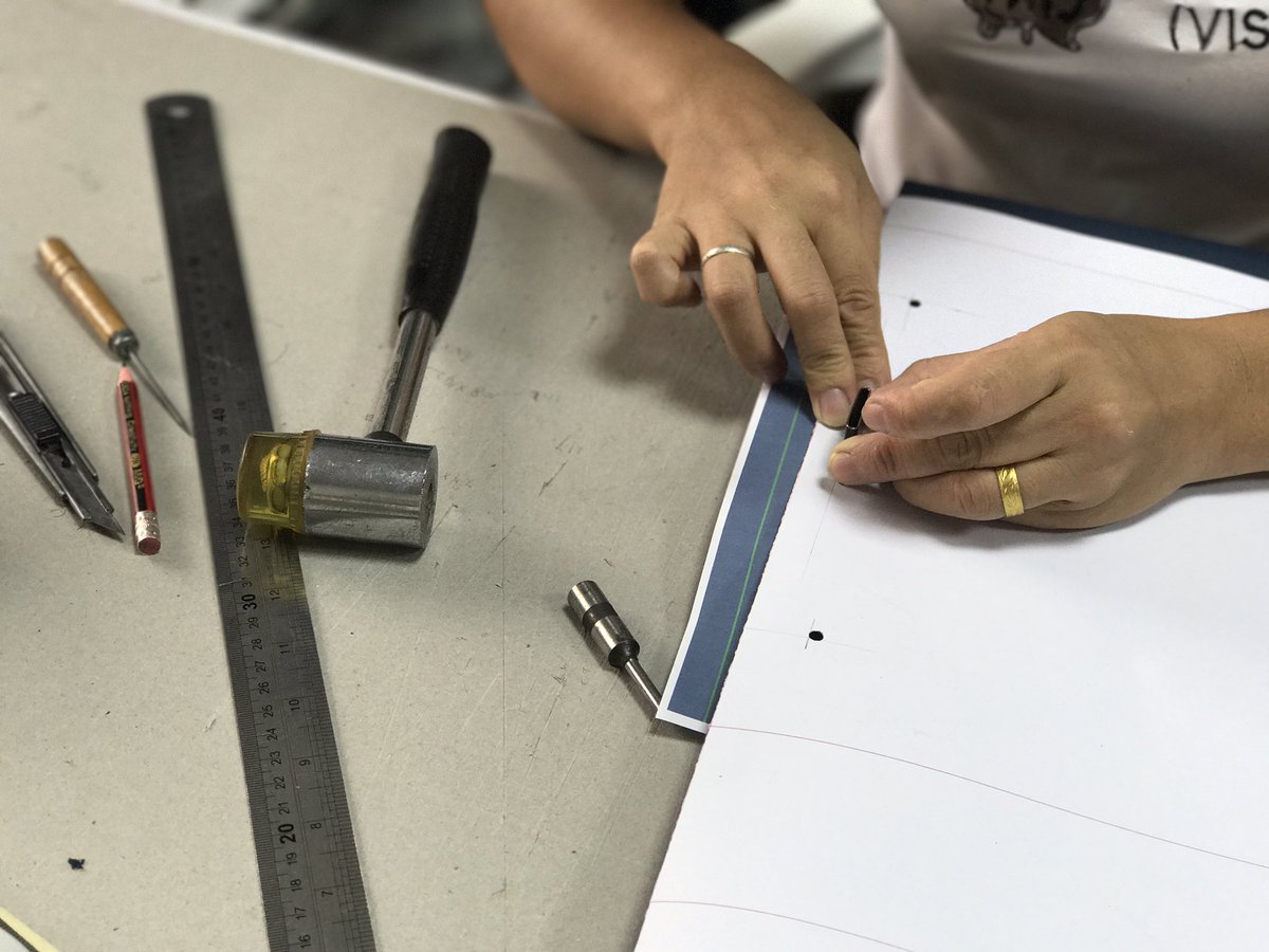 Foreverpackagi1's tweet photo. #packaging #jewelry #jewelrypackaging #giftpackage #luxurybox #earrings #earringbox~ Our staff are making the sample by hand😎 https://t.co/JYR0TcvHas
