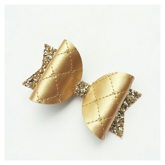 libbysbows's tweet image. Gold Quilted and glitter fabric dolly bow is on our website.
How gorgeous would this look in your princesses hair 👸
#QueenOf #glitterbow