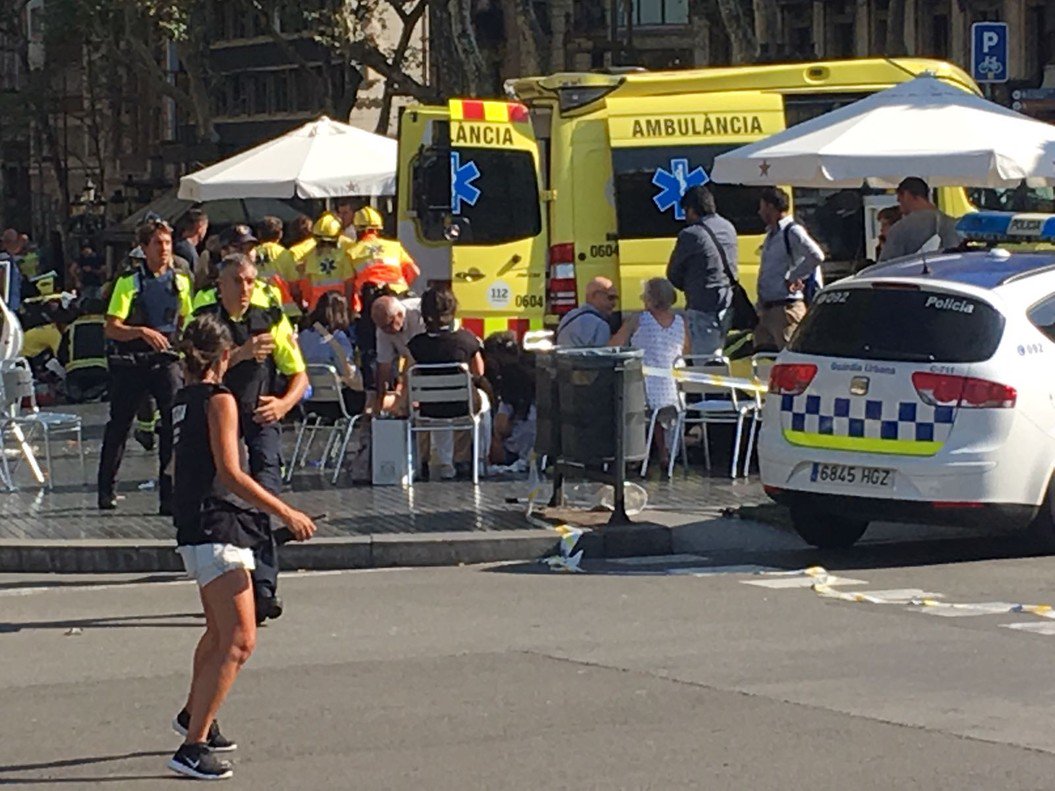 sport's tweet photo. #AMPLIACIÓN | La policía despeja la zona tras el atropello masivo en la Rambla https://t.co/Vm8YkUTHlh https://t.co/F7Vs4VdJ8U