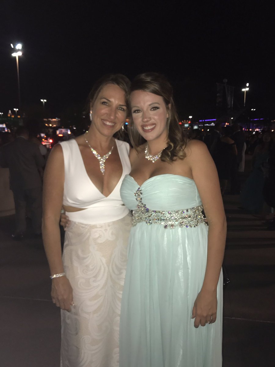 mrsshack19d's tweet photo. #WFGBreakthrough #Followinmyparentsfootsteps #leaders #dominatethatstagenextyear #idahoteam https://t.co/EvJhM8clLo