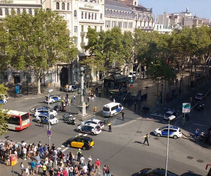 Se pide a ciudadanos que eviten zona Plaza de Cataluña y Ramblas de Barcelona! Ataque terrorista confirmado! Mi solidaridad con los heridos!