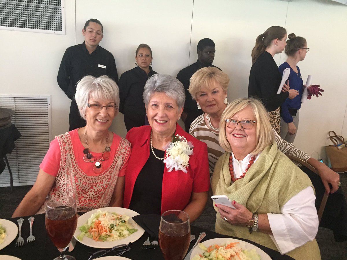 HospiceofHope's tweet photo. #KAHPC Awards Banquet. Wanda Paul (red) accepting the annual Pioneer Award. https://t.co/GU34TNAYhY