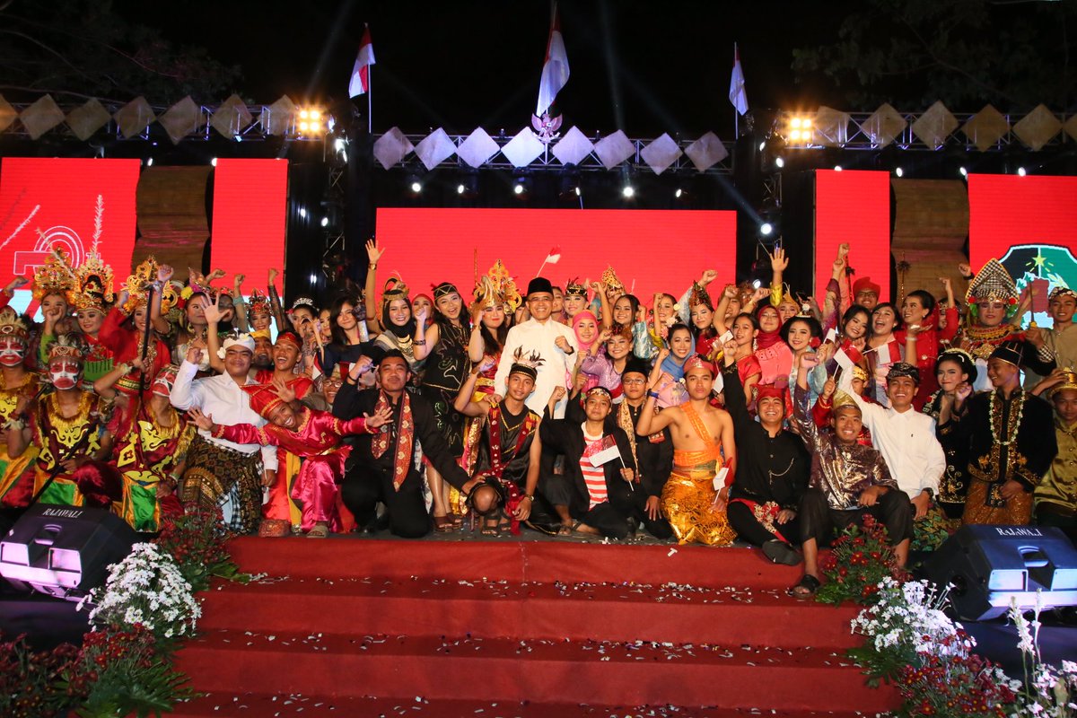 Meriah Semarak Festival Merdeka, <a href="/banyuwangi_kab/">Kabupaten Banyuwangi</a> dipadati pengunjung 
dari Forpimda, Lintas Agama serta politisi turut hadir 
<a href="/a_azwarnas/">Abdullah (Azwar Anas)</a>